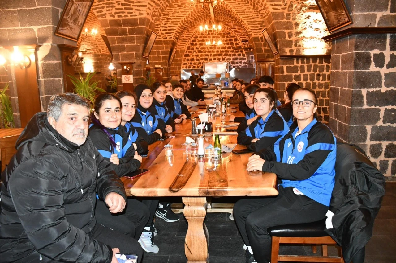 Ağrı Kadın Futbol Takımı’na Siverek Belediyesi’nden Destek