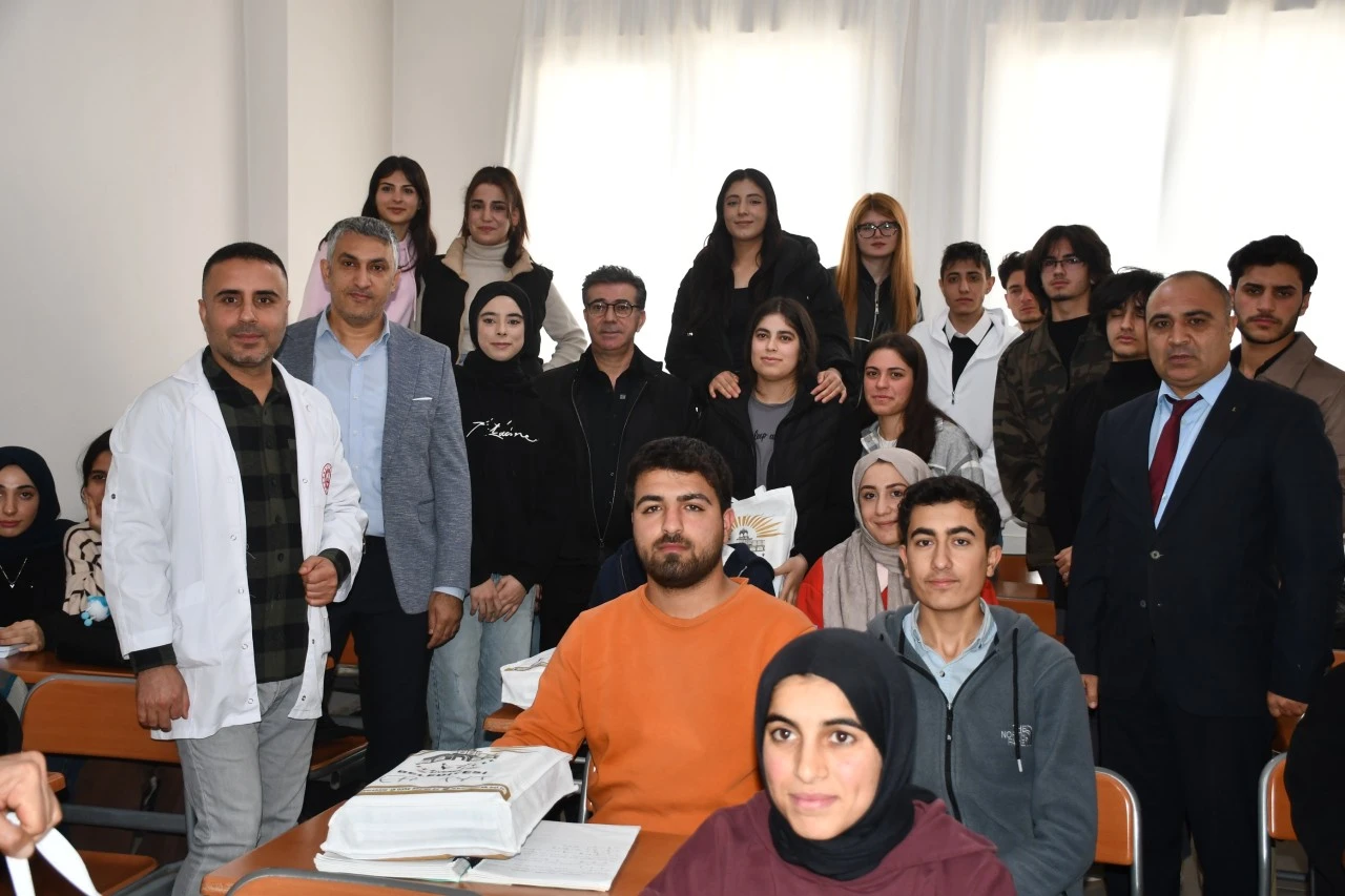 Başkan Bucak’tan YKS adaylarına kitap desteği