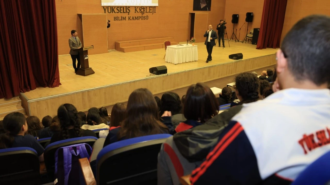 Başkan &Ccedil;ift&ccedil;i gen&ccedil;lerle buluştu: Başarının anahtarı hedef belirlemek