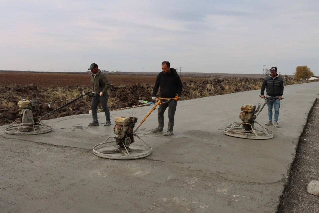 Büyükşehir, Siverek’te Beton Yol Çalışmalarını Sürdürüyor