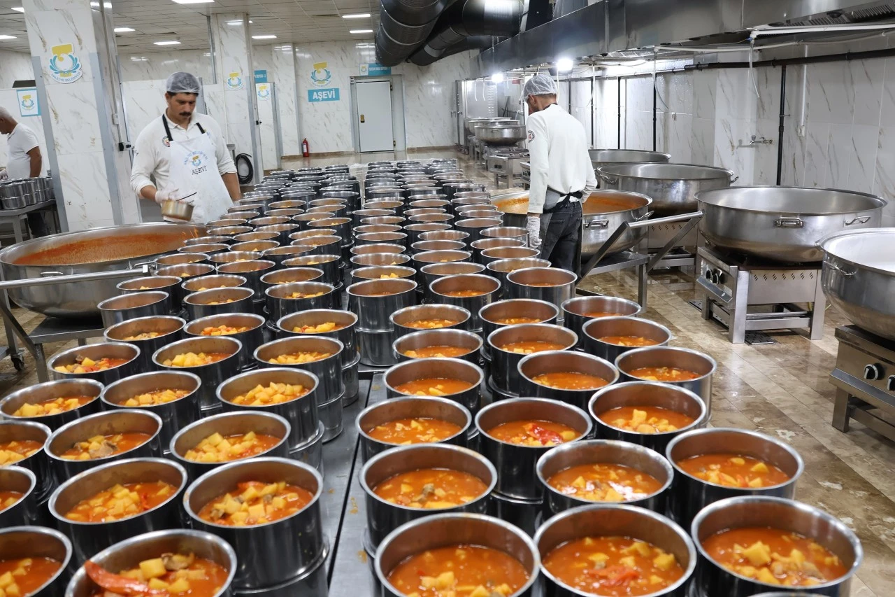 Haliliye'de Her G&uuml;n 4 Bin 898 Kişiye Sıcak Yemek Ulaştırılıyor