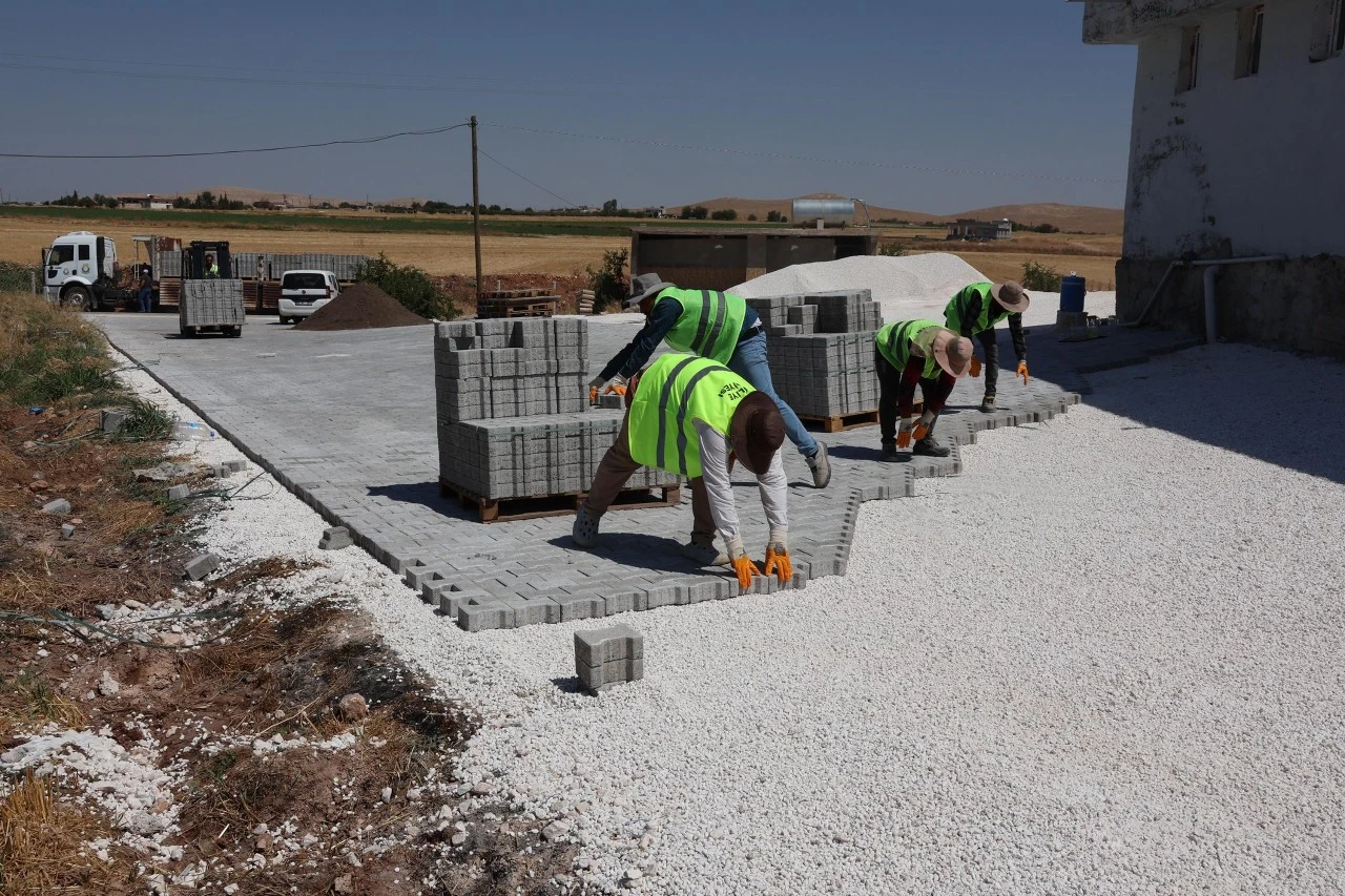 Haliliye'de kırsal mahallelerde parke seferberliği s&uuml;r&uuml;yor