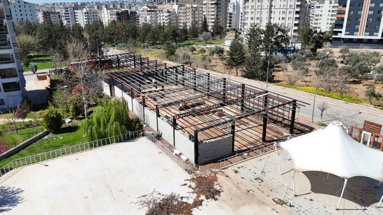 Karak&ouml;pr&uuml;&rsquo;de spor yatırımı hızlandı: Atakent&rsquo;e iki modern spor salonu