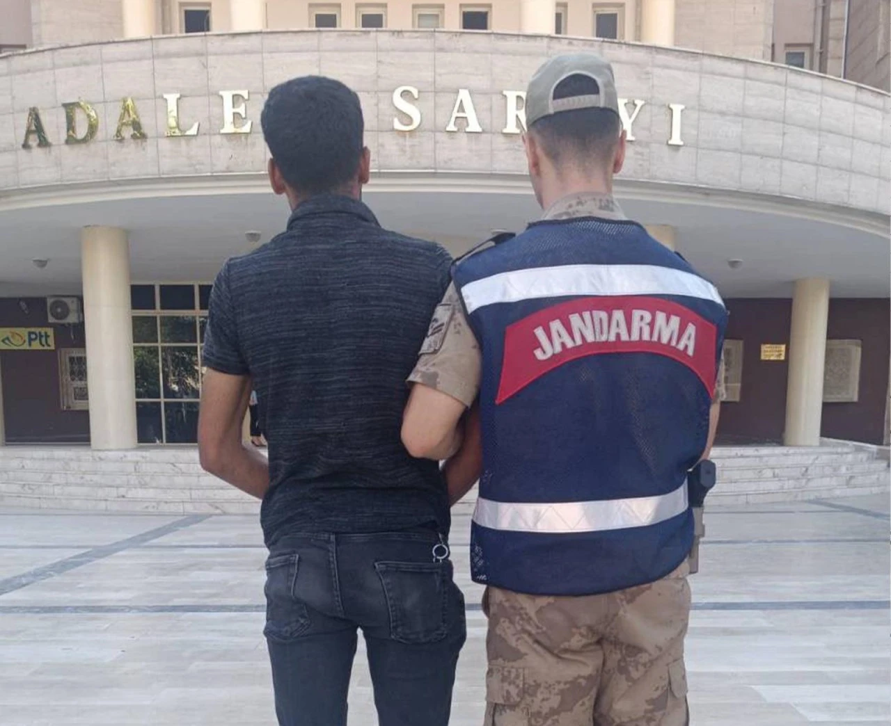 Şanlıurfa&rsquo;da aranan 3 h&uuml;k&uuml;ml&uuml; jandarma ekiplerince yakalandı