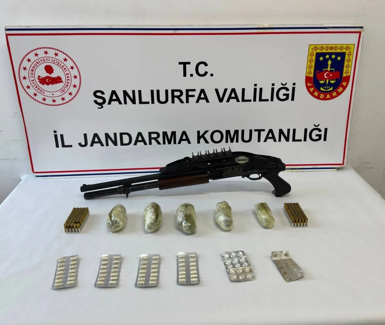 Suru&ccedil;&rsquo;ta Uyuşturucu Operasyonu: Esrar, Sentetik Hap ve Silah Ele Ge&ccedil;irildi