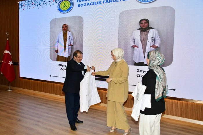 Gen&ccedil; eczacılar mesleğe ilk adımı attı