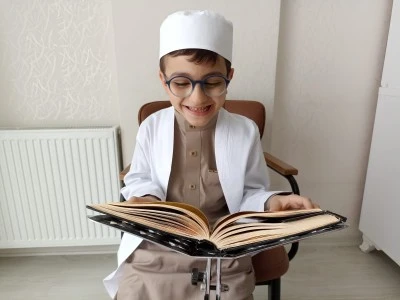 4 Yaşındaki Minik Eymen Kur&rsquo;an-ı Kerim&rsquo;i Hatmetti