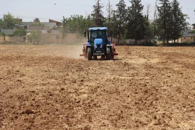 Akçakale’de 50 dönümlük alana soya ekimi yapılıyor