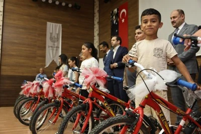 Başkan Gülpınar’dan Başarılı Öğrencilere 1000 Bisiklet: “Her Pedal Bir Hayalin İzidir”