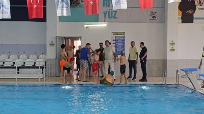 Başkan Mehmet Kuş’tan Yüzme Havuzuna Ziyaret: “Gençlerimizi Güvenli Alanlara Bekliyoruz”