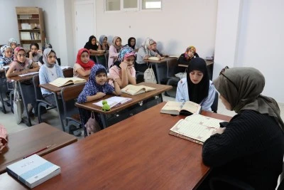 B&uuml;y&uuml;kşehir&rsquo;in yaz kurslarında Kur&rsquo;an-ı Kerim eğitimi s&uuml;r&uuml;yor