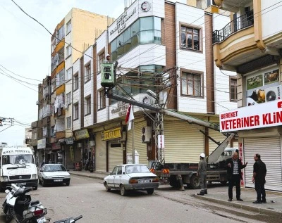 &nbsp;Fırtına Enerji Hatlarını Vurdu: Dicle Elektrik Ekipleri Gece Boyunca Sahadaydı