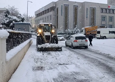 Haliliye Belediyesi Karla M&uuml;cadele &Ccedil;alışmalarını Aralıksız S&uuml;rd&uuml;r&uuml;yor
