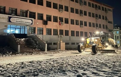 Haliliye&rsquo;de Okullarda Kar Temizleme &Ccedil;alışmaları S&uuml;r&uuml;yor