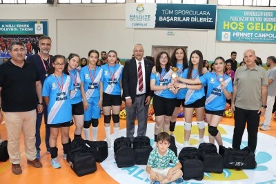 Haliliye'de Ortaokullar Arası Voleybol Turnuvası Tamamlandı: Şampiyon Haliliye Ortaokulu