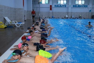 Haliliye’de Ücretsiz Yüzme Kurslarıyla Çocuklar Yazın Tadını Çıkarıyor