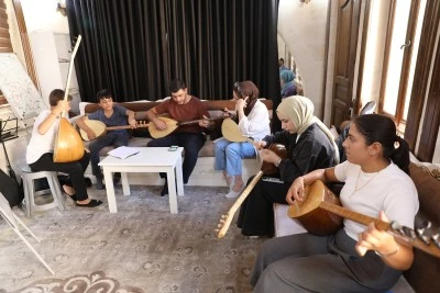 Haliliyeli gençler sanatla buluşuyor