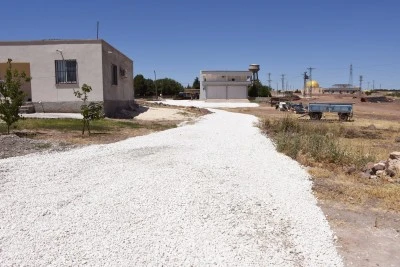 Hilvan'da çamur ve tozun yerini temiz yollar alıyor