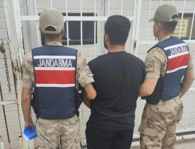 Hırsızlık su&ccedil;undan aranan h&uuml;k&uuml;ml&uuml; Karak&ouml;pr&uuml;'de yakalandı