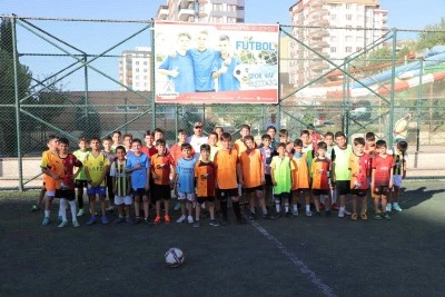 Karaköprü Belediyesi’nin Yaz Futbol Kursu Çocuklardan Yoğun İlgi Görüyor