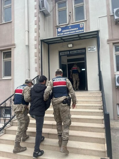 Karak&ouml;pr&uuml;&rsquo;de Dolandırıcılıktan Aranan H&uuml;k&uuml;ml&uuml; Yakalandı