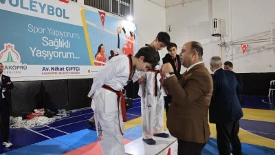 Karak&ouml;pr&uuml;&rsquo;de Minikler ve Yıldızlar Taekwondo Turnuvası B&uuml;y&uuml;k Heyecana Sahne Oldu