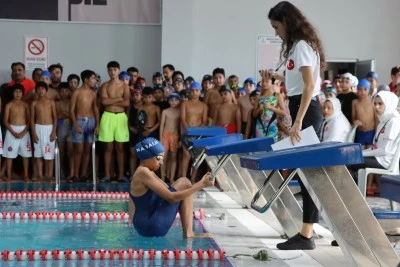 Karaköprü’de yılsonu yüzme yarışması heyecanı