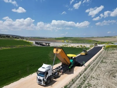 Karak&ouml;pr&uuml; Kırsalında Yol Seferberliği: 14 Kilometrelik Asfalt &Ccedil;alışması Başladı