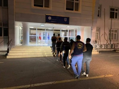 Kendilerini Polis Olarak Tanıtıp 1 Milyon 250 Bin Liralık Ziynet Eşyasını Aldılar