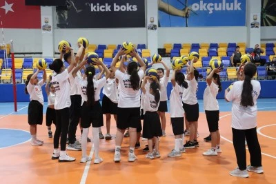 Kız &Ccedil;ocukları Voleybolla Buluşuyor