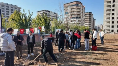 Öğrenciler Binlerce Fidanı Toprakla Buluşturuyor