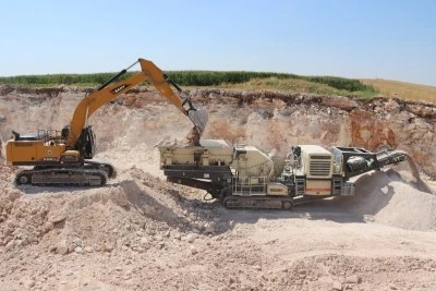 Şanlıurfa&rsquo;da 4 il&ccedil;eyi bağlayan 27 kilometrelik grup yolu yenileniyor