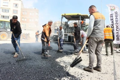 Şanlıurfa&rsquo;da 40 Yıllık Yol Sorununda Asfalt Aşaması Başladı