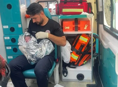 Şanlıurfa'da Ambulans Ekipleri Ara&ccedil;ta Doğuma Yardım Etti