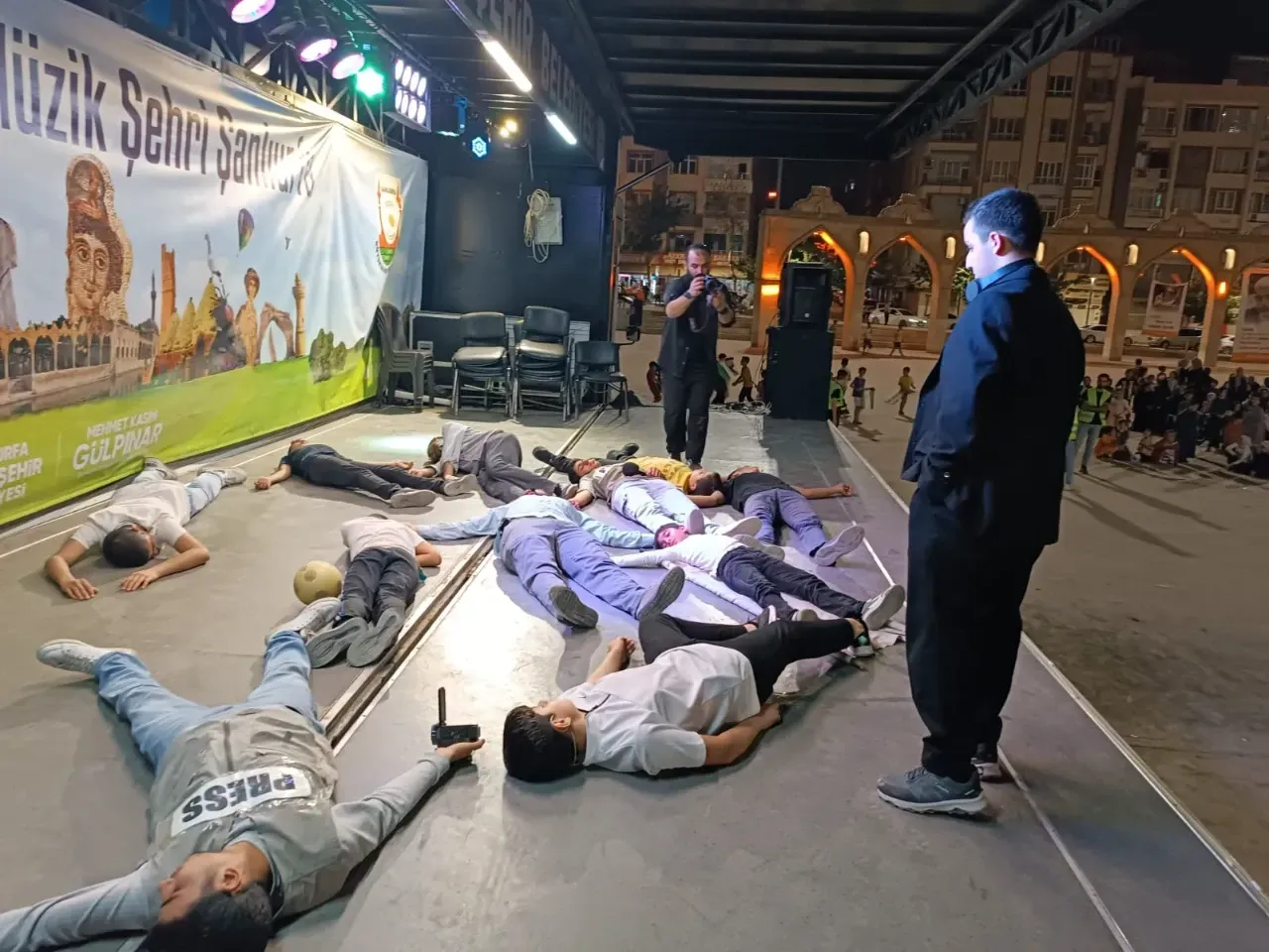 Şanlıurfa’da Gazze İçin Duygusal Tiyatro Gösterisi: Sessizliğe Çarpıcı Eleştiri