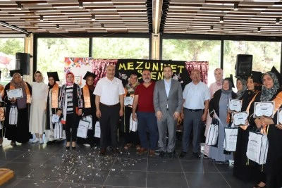 Şanlıurfa'da Okuma Yazma &Ouml;ğrenen Kadınlar Mezuniyet Sevinci Yaşadı
