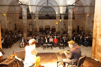 Şanlıurfa’da uluslararası müzik şöleni: Phoebe Violet konser verdi