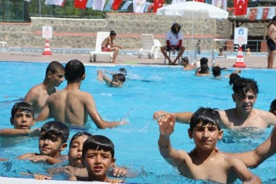 Sıcak Havalarda Gençlerin Tercihi: Şanlıurfa Büyükşehir Belediyesi’nin Yüzme Havuzları