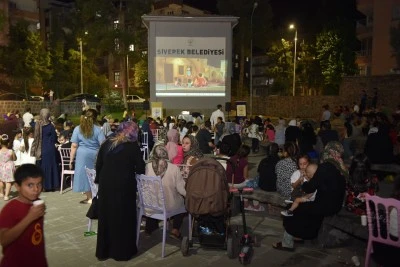 Siverek'te &Ccedil;ocuklar A&ccedil;ık Hava Sinemasında Buluştu