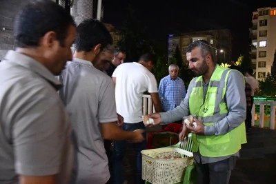 Siverek'te Kandil Bereketi: Camilerde Vatandaşlara İkram