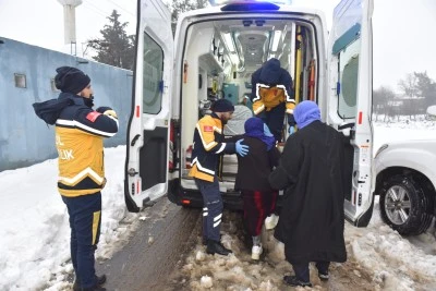 Siverek&rsquo;te Karla Kapalı Yolda Mahsur Kalan Diyaliz Hastası Hastaneye Ulaştırıldı