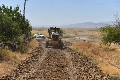 Siverek'te Kırsal Mahallelerde Yol &Ccedil;alışmaları S&uuml;r&uuml;yor