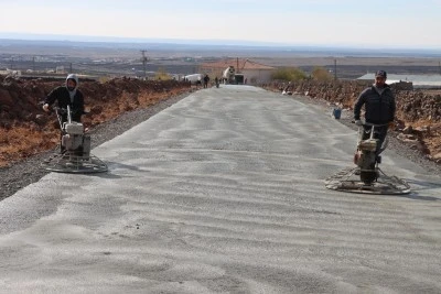 Siverek'te Kırsal Yollar Betonla Güçleniyor