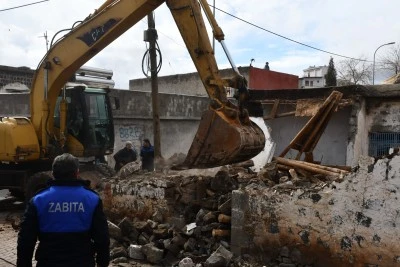 Siverek&rsquo;te Metruk Yapılar Kontroll&uuml; Şekilde Yıkılıyor