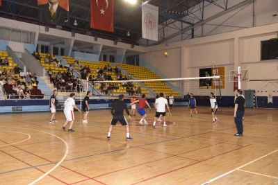 Siverek&rsquo;te &Ouml;ğretmenler Arası Voleybol Turnuvası Heyecanı S&uuml;r&uuml;yor