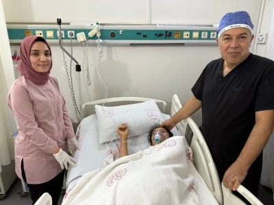 Toplu İğne Yutan Genç Kız, Başarılı Operasyonla Hayata Tutundu