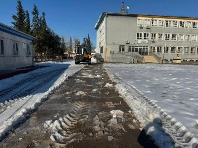 Viranşehir&rsquo;de Okul Bah&ccedil;elerinde Kar Temizliği Yapıldı
