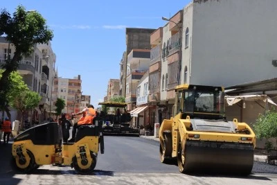 Viranşehir&rsquo;de Uğur Boran Caddesi Sıcak Asfaltla Yenileniyor